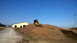 Фронтальный погрузчик JCB Farm Master 434S в работе на сыпучем навозе