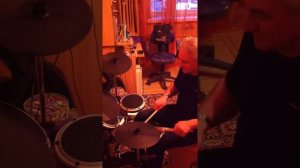 Супер барабанщик отжигает на электронных барабанах BEHRINGER