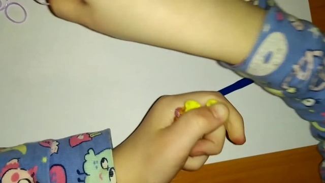 Брелок цветочек из резинок. Брелок из резинок для плетения на рогатке без станка.