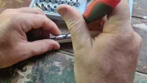 Отвёртка с набором бит и головок из магазина Светофор