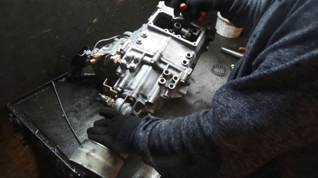 Мицубиси L200. Сборка раздаточной коробки .Советую посмотреть . смотреть онлайн