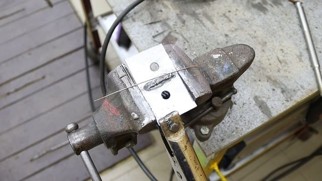 3 способа сварки металлов графитовым стержнем из обычной батарейки!