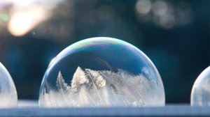 Прозрачный шар. Морозный иней.