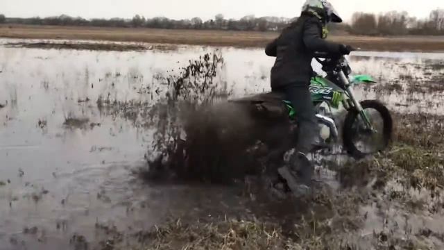 Катаемся по грязи на питбайке по полю много больших луж смотреть онлайн