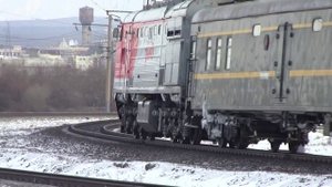 (ДРОЖЬ ЗЕМЛИ) Тепловоз 2ТЭ10М К 2907 С пассажирским поездом  Москва Пекин  Вос Сиб жд