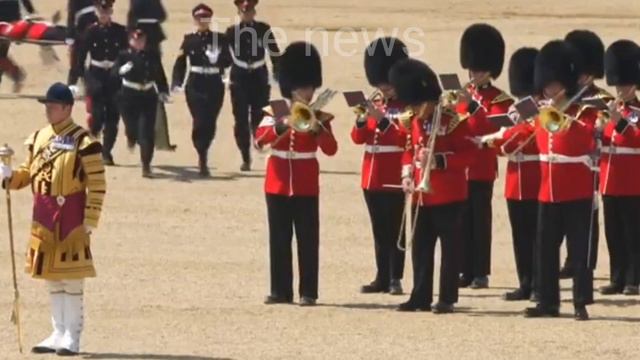 Три британских гвардейца потеряли сознание из-за жары. смотреть онлайн