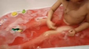 Нася первый раз купается с бомбочками