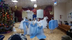 Новогодний танец девочек 4 класса.