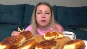 МУКБАНГ ДОМАШНИЕ ПИРОЖКИ ЛУК С ЯЙЦОМ, СОСИСКА В ТЕСТЕ/ Mukbang еда на камеру/Русский мукбанг/