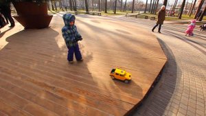 Джип на пульте управления, ездим в парке