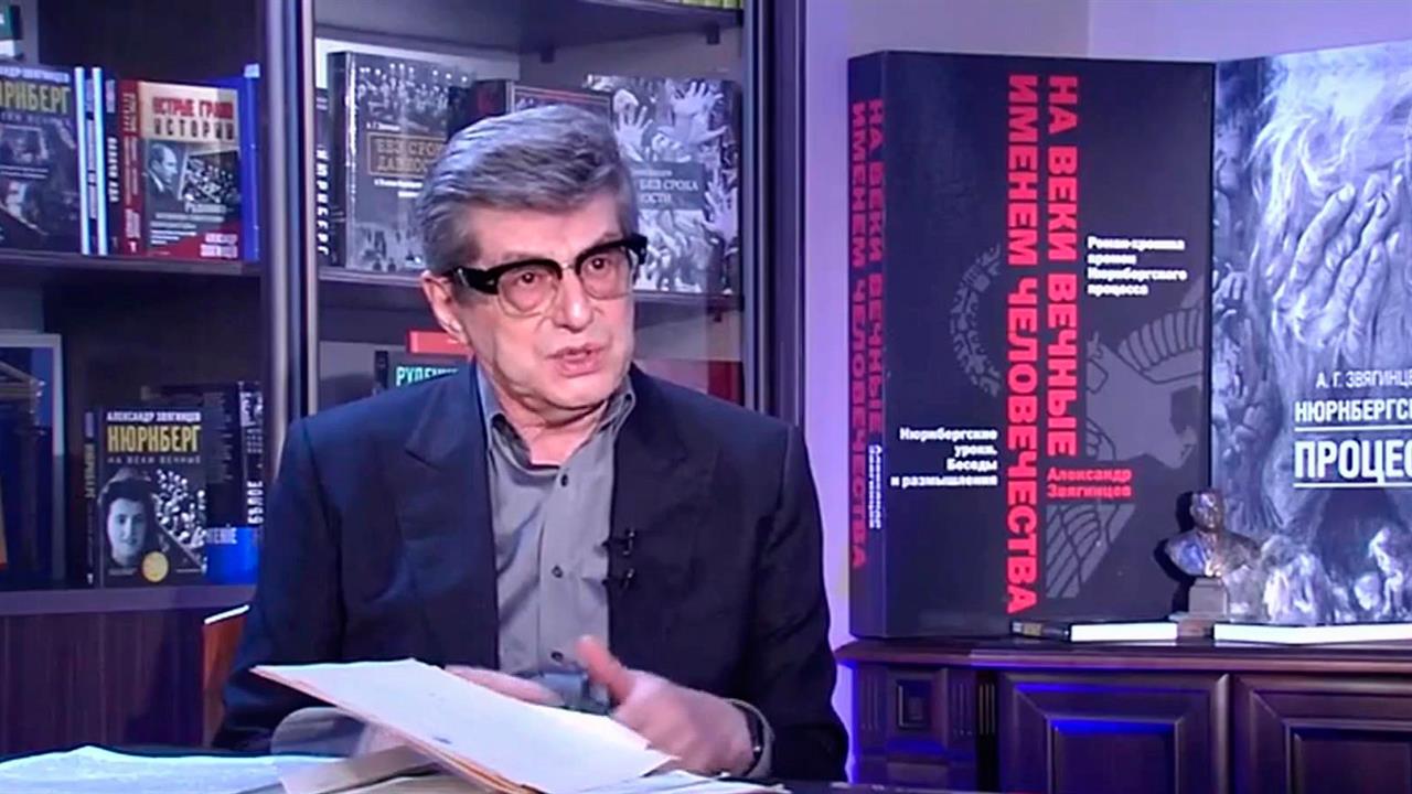 Историк Александр Звягинцев проводит видеоурок с российскими школьниками