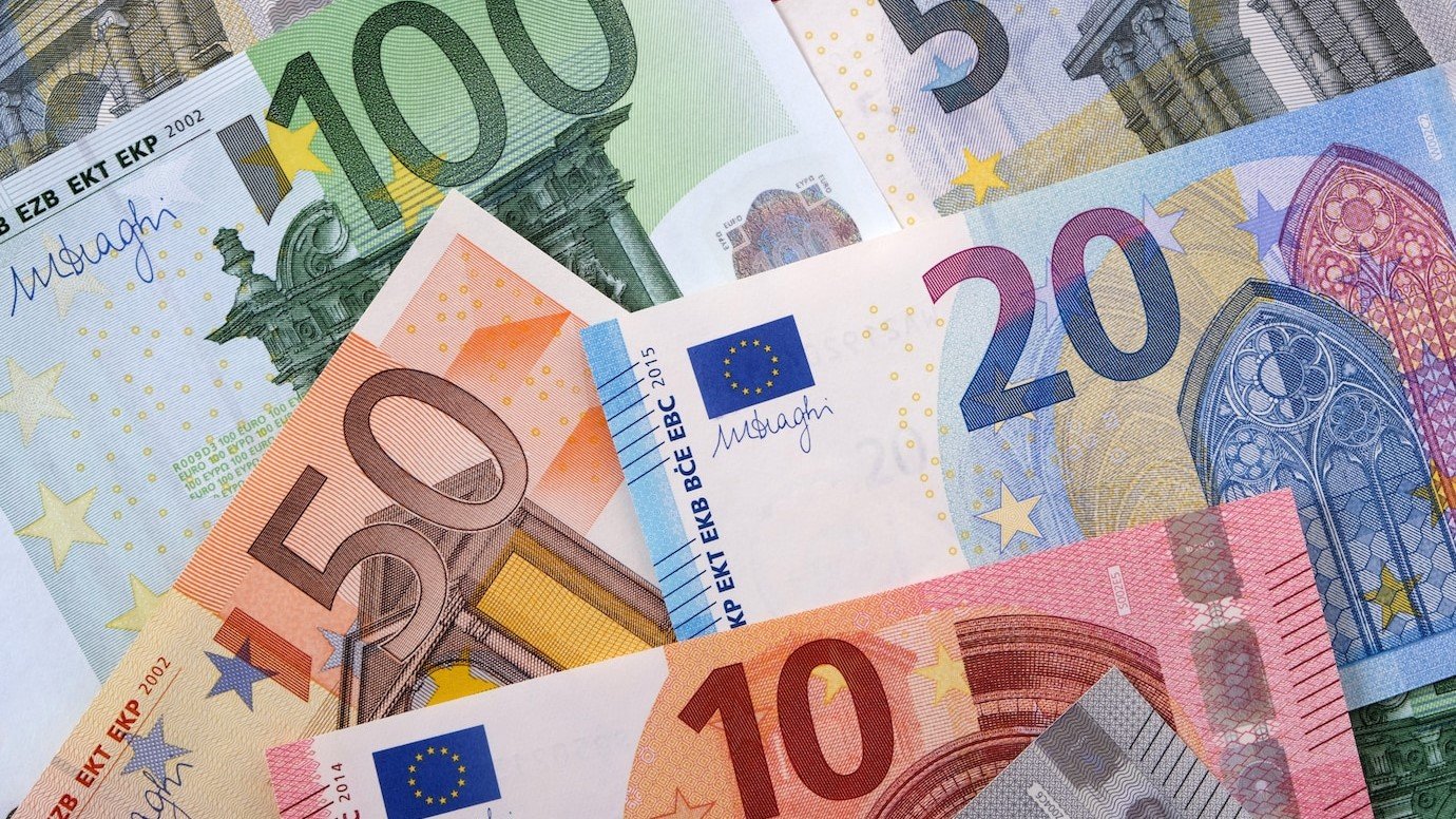 Валюта евро в рублях на сегодня. Купюры Европейский Союз. Изображение банкнот евро. Евро валюта. Российский евро рубль.