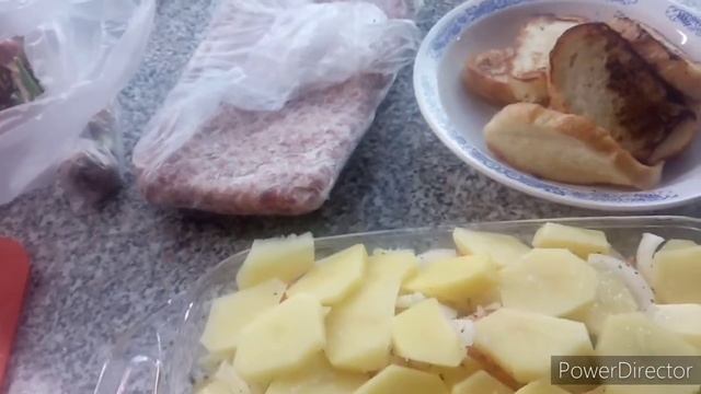 Картошечка с ребрышками в стеклянной форме.Обед готов.