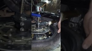Honda CBR 600 RR лечим биение тормозных дисков своими руками.