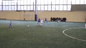 LITTLE RUSSIAN GIRL PLAYS FOOTBALL | Маленькая девочка играет в футбол