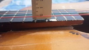 Как измерить расстояние от грифа до струн