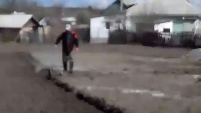 Пахота самодельным электроплугом. Plowing homemade electric plow