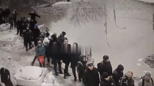 В Люберцах глыба льда упала с крыши на четырёх человек — двое из них в тяжёлом состоянии