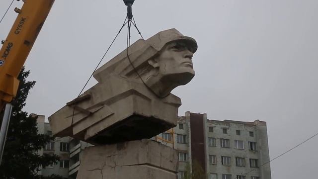 В Запорожье демонтировали памятник «Тревожная молодость» смотреть онлайн