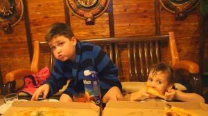 Влог дети купаются в бассейне с акулой паримся в сауне дети в сауне