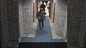 В Закарпатье  военкомы с автоматами вломились в гостиницу