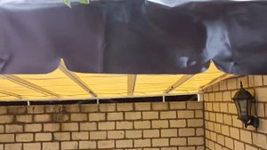 Монтаж навеса из ПВХ, установленный между двух капитального строения зданий