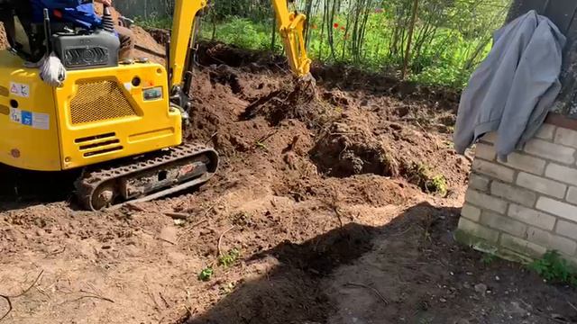 Расчистка участка и удаление корней деревьев мини-экскаватором