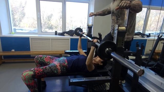 Муж тренирует жену по жиму лежа. смотреть онлайн