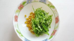 Салат с зеленым луком, кукурузой и огурцом