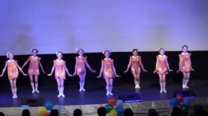 Детское выступление на сцене