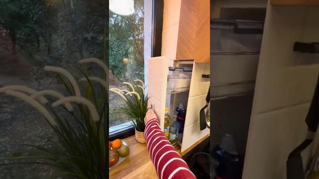 ?Классная кухня в типовой брежневке! Как вам размещение у окна? #shorts смотреть онлайн