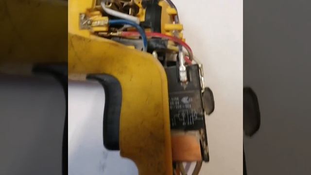 DEWALT D25103K Перфоратор замена щеток смотреть онлайн