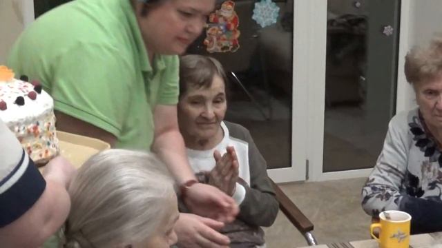 День рождения в доме престарелых смотреть онлайн