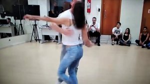 А я несу тебе цветы( красивый танец и красивая песня)