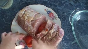 Рецепт: Мясо запеченное с солеными помидорами