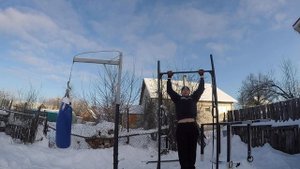 Негативные подтягивания. это в свое время помогло мне научиться подтягиваться поможет и тебе!!