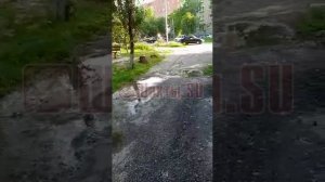 По деревянным мосткам приходится попадать в свои подъезды жителям дома по улице Искра