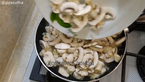 Курица с грибами в сметанном соусе на сковороде.