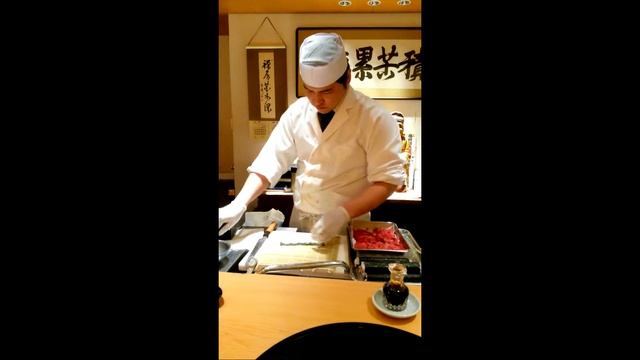 Повар делает суши смотреть онлайн