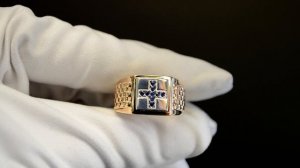 Мужская печатка из красно-белого золота с крестом из сапфиров