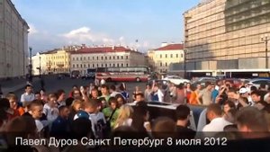 Павел Дуров раздает футболки