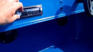 Лодка Дельта360 . Папа установил музыку.