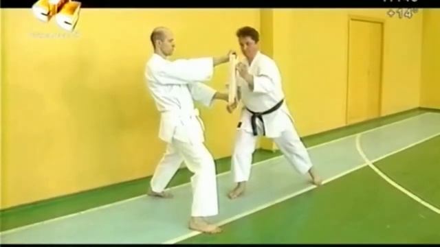 Как разбивать рукой кирпич смотреть онлайн