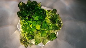 Изумрудный кристалл из эпоксидной смолы