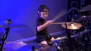 6-летний малыш круто играет на барабанной установке