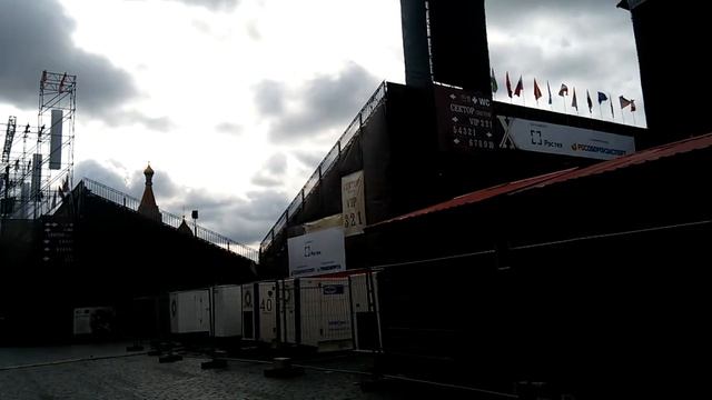 ГУМ за миг до открытия. На Красной площади не пройти. смотреть онлайн