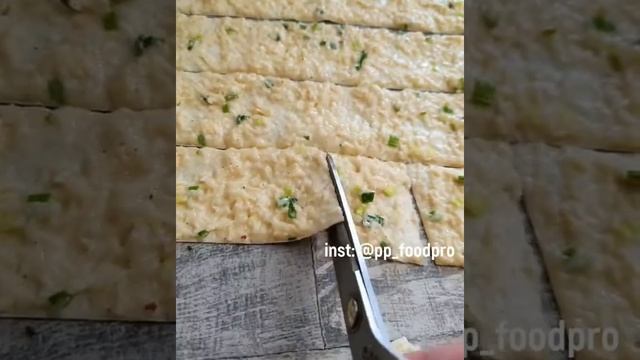 Рецепт домашних чипсов с сыром, луком и сметаной ☺️ очень хрустящие, кстати без вреда для фигуры