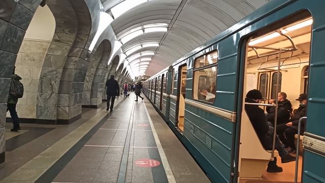 Московский метрополитен Станция метро Чкаловская поезд 81-717 Номерной | Московский транспорт