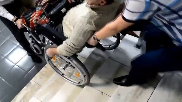 Видео пособие по подъему и спуску коляски с инвалидом по лестничному маршу смотреть онлайн