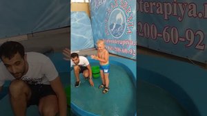 Глажу белух в дельфинарии